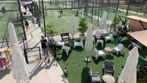 área de descanso escuela de pádel con pistas de fondo