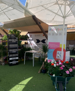 espacio de celebración de eventos con flores y cartel